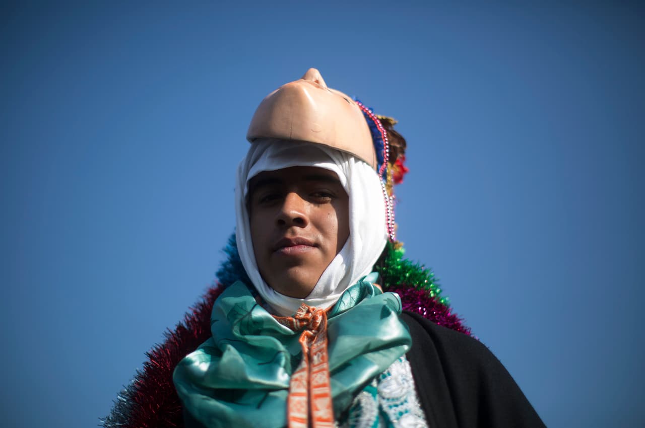 Un indígena vestido con su tradicional traje para ver al papa Francisco en el estado de Michoacán.