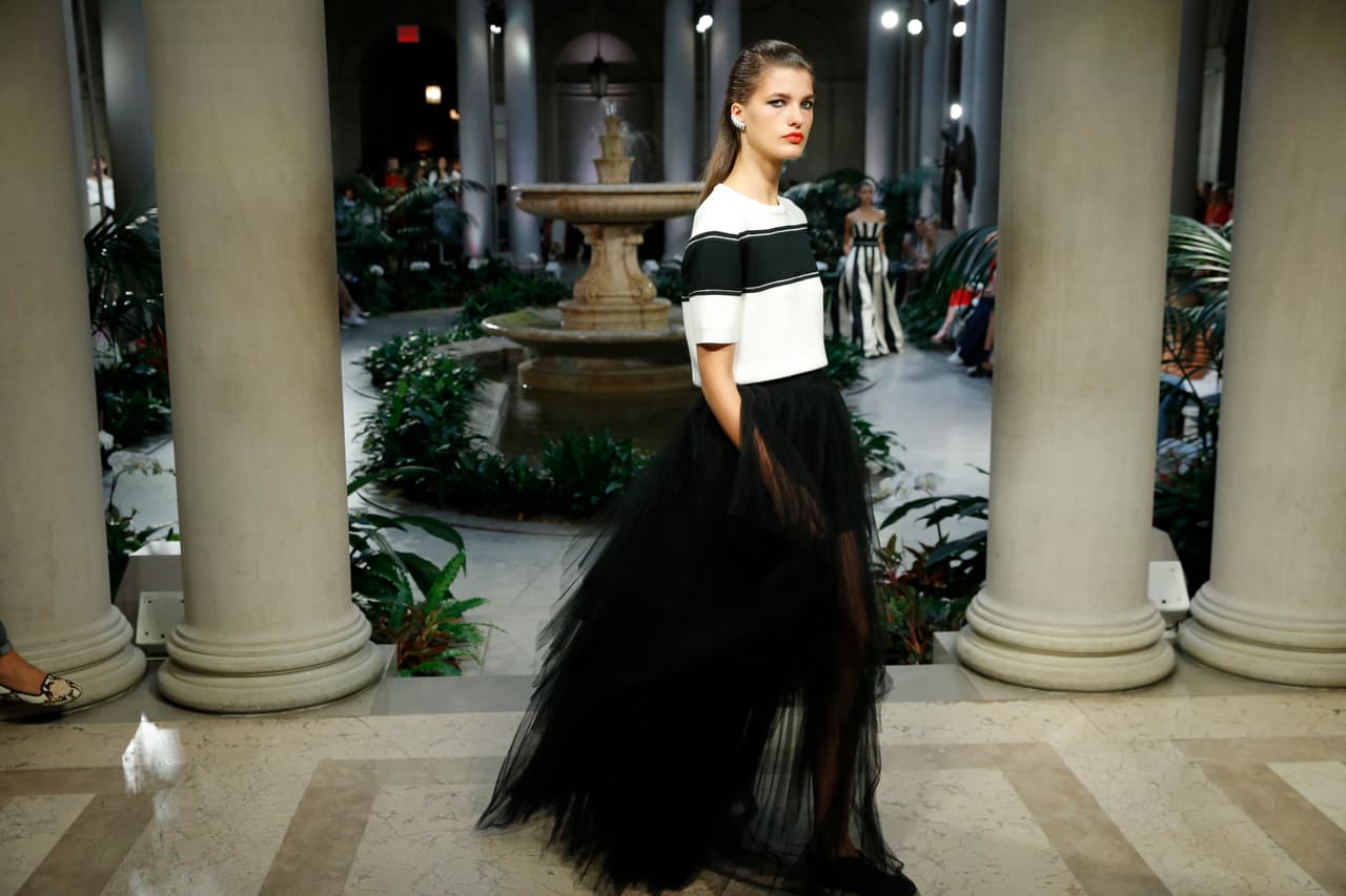 Frase 3: "No me gustan las tendencias porque hacen que todos se vean uniformados". Esta es una convicción que la diseñadora ha repetido en varias entrevistas y que parece materializarse cada vez que apuesta por diseños clásicos en blanco y en negro, como este traje de falda de tul y top con corte deportivo, emblemas que están más allá de una cierta temporada o estación.