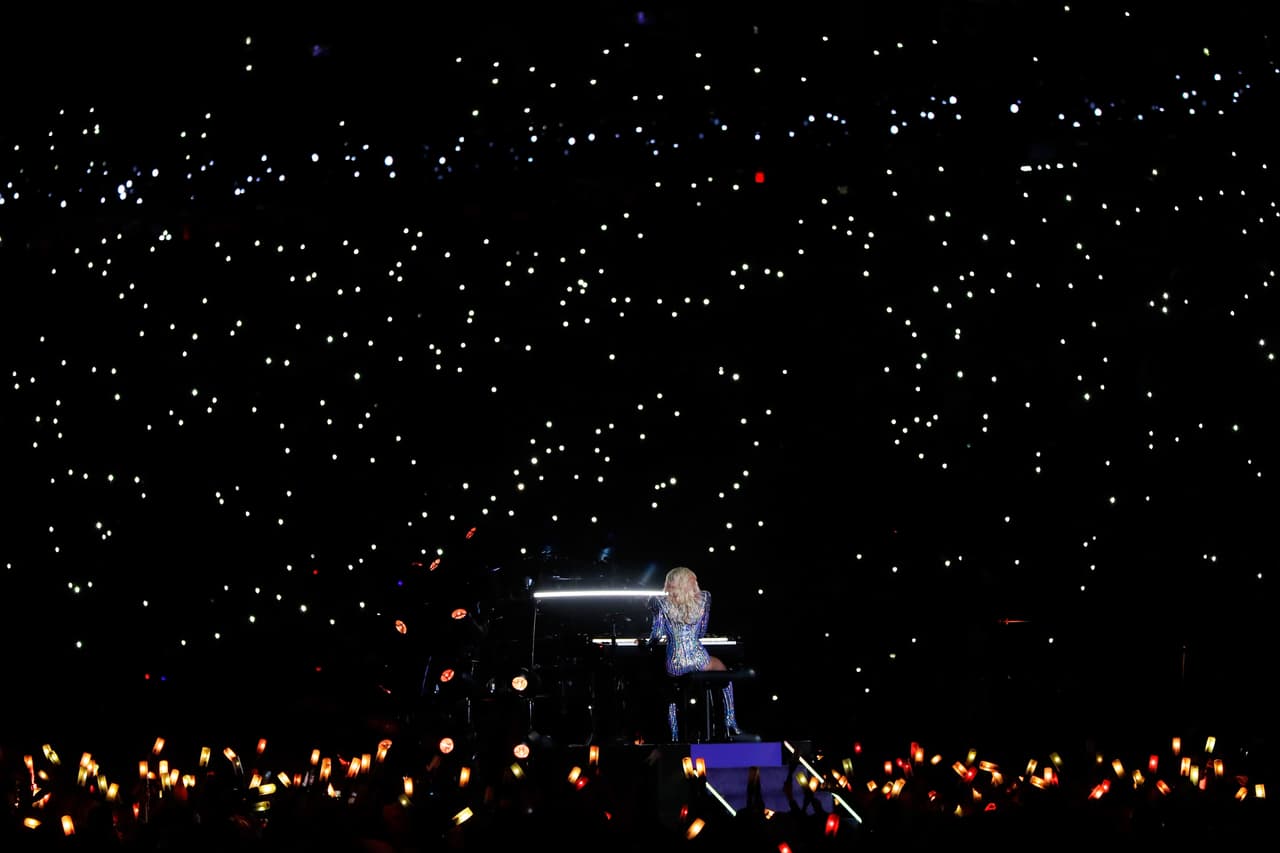 Lady Gaga dio un show en el que bajó desde el techo colgada, dando incluso vueltas sin dejar de cantar. Tras su llegada aérea, le imprimió mucha energía al baile, con una presentación panorámica con coreografía de luces, con referentes al fútbol americano y con una temática dirigida hacia la unidad nacional.