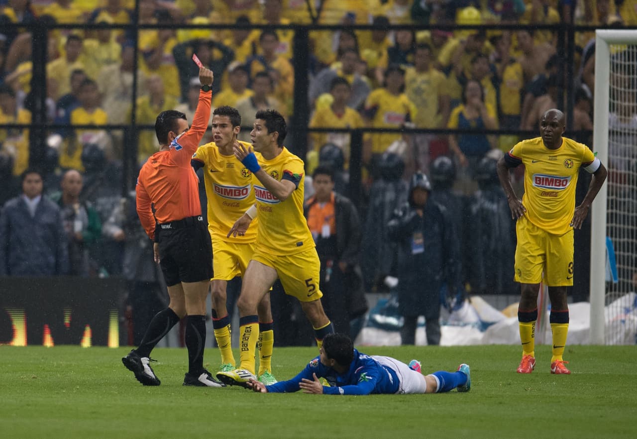 Como si no fuera suficientemente difícil remontar en la final, América jugó desde el minuto 14 con un hombre menos tras la expuslión de Jesús Molina.