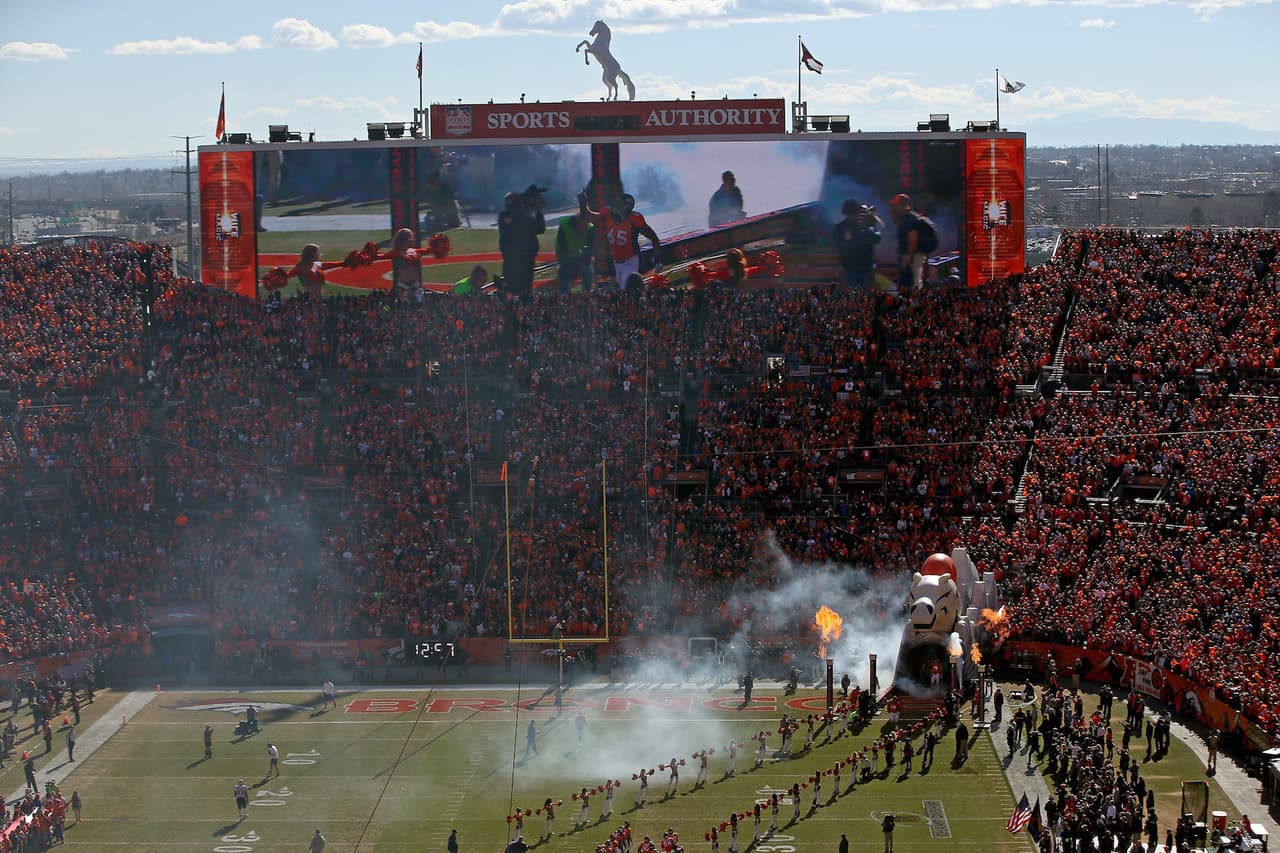 Una enorme estatua de 27 pies de altura, llamada “Bucky el Bronco”, corona la pizarra y fue traída del antiguo estadio Mile High, donde fue colocada en 1975.