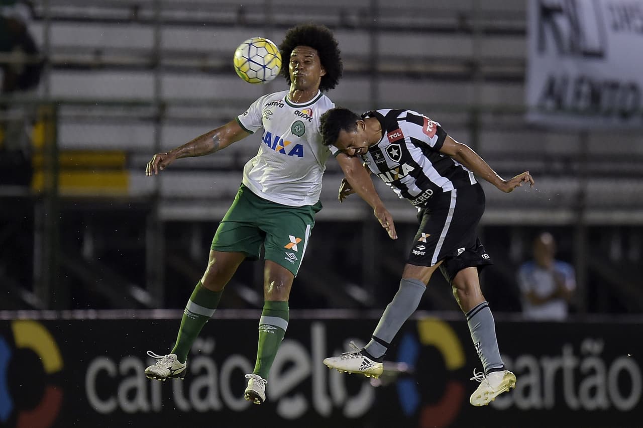 Everton Kempes era uno de los delanteros titulares del Chape, el atacante de 34 años paso por los equipos de Paraná, Vitória, Portuguesa, Cerezo Osaka entre otros equipos brasileños y japoneses.