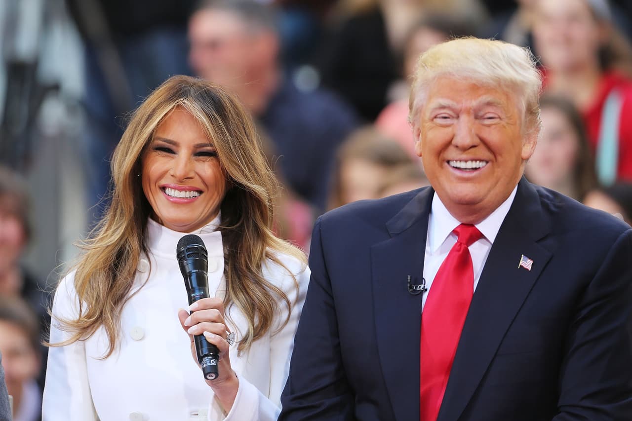<b>¿Será complaciente con los deslices de su marido amparada en la idea de que esas son "solo cosas de chicos"?</b>
<br>Melania Trump se mantuvo siempre firme al lado del candidato republicano durante toda la campaña. Sin importar los alti bajos y que todas las mujeres se fueran en su contra, ella siempre buscó las palabras justas para dejar bien librado a su marido.
<b><a href="http://www.univision.com/noticias/elecciones-2016/melania-trump-defiende-a-su-esposo-diciendo-que-tiene-dos-chicos-en-casa-y-el-es-uno">Así lo hizo cuando después de la polémica conversación entre Donald Trump y Billy Bush en aquel bus, salió a decir que esa era simplemente una conversación de chicos.</a></b> “A veces digo que tengo dos chicos en casa: mi hijo y mi esposo”. Veremos si mantiene esa actitud.
<br>