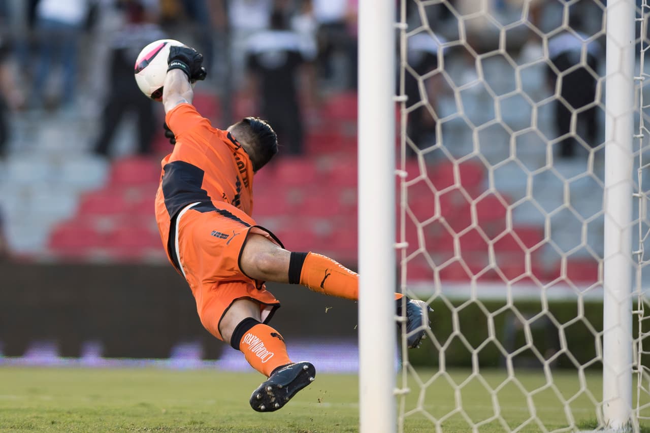 Tiago Volpi mostró su mejor repertorio de atajadas durante todo el partido.
