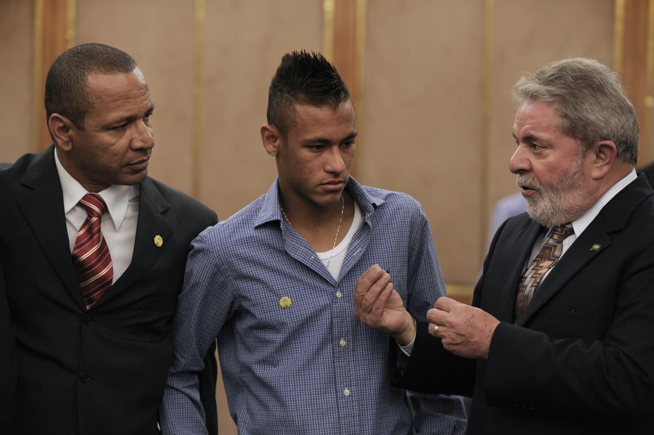 El padre de Neymar Junior fabricó su imagen en Brasil. Y desde muy chico lo hizo codearse con figuras políticas, como el expresidente Luiz Inacio 'Lula' da Silva.