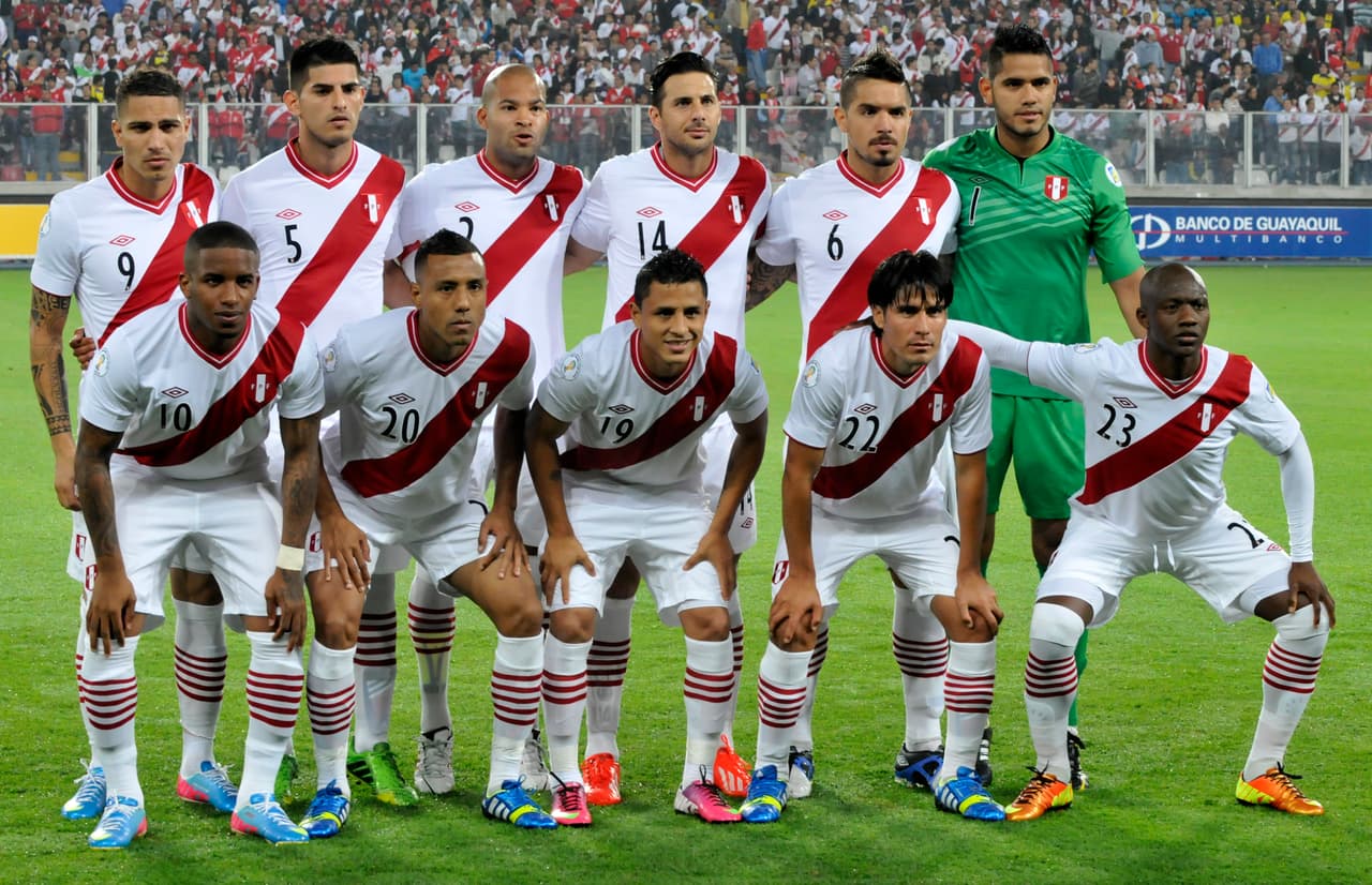 El uniforme de Perú es de color blanco con una franja roja en diagonal, shorts y calcetas blancas. A la Selección de Perú también se le conoce como la Blanquirroja, la Rojiblanca, la Bicolor, los Incas.