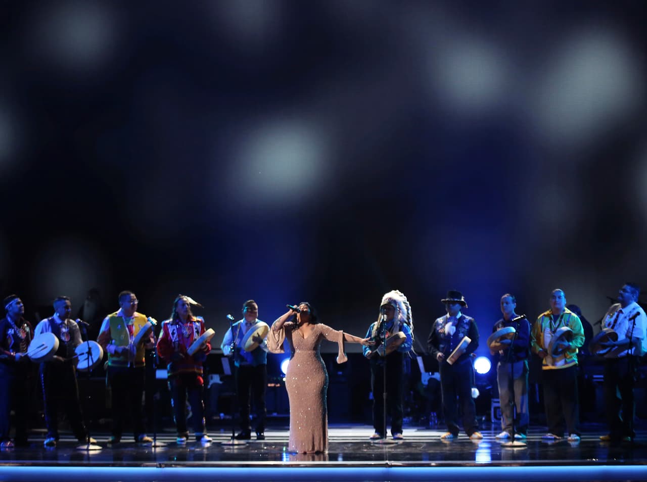 La cantautora mexicana Carla Morrison, nominada a mejor álbum de rock, música urbana o alternativa latina, interpretó el tema "Un beso" acompañada de un grupo de indígenas nativos estadounidenses. "Arriba México señores", dijo al terminar su actuación.