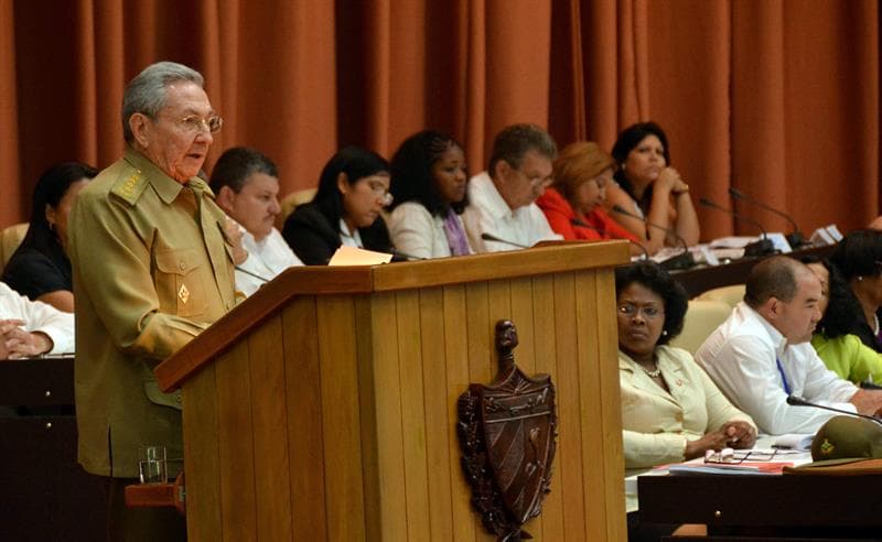 Raúl Castro admitió que la economía del país atraviesa "circunstancias adversas" que obligarán a la reducción de gastos y al fomento del ahorro.