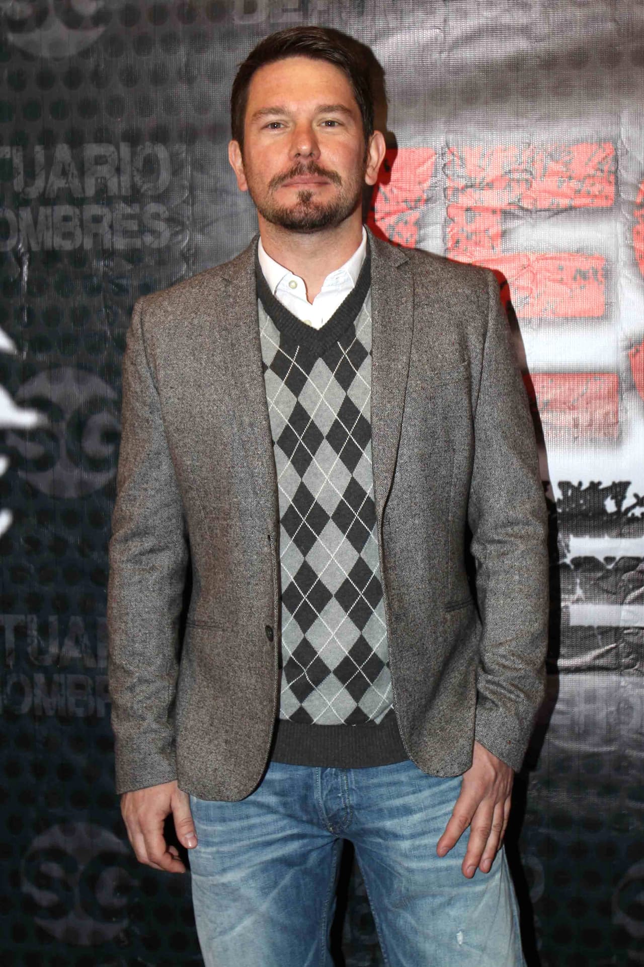 Él es un actor, conductor y productor que ha participado en exitosos programas y películas de México.