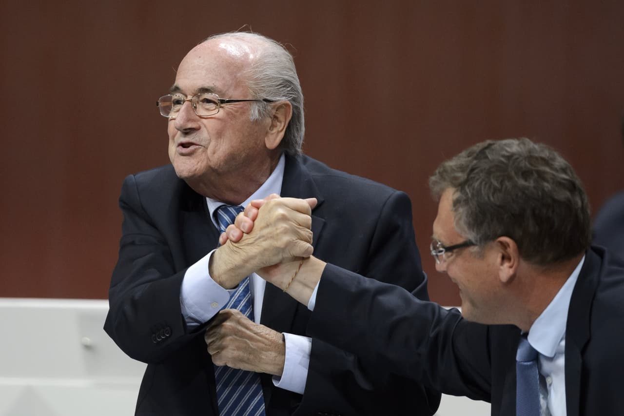 Blatter y Valcke se dan la mano durante el Congreso de la FIFA