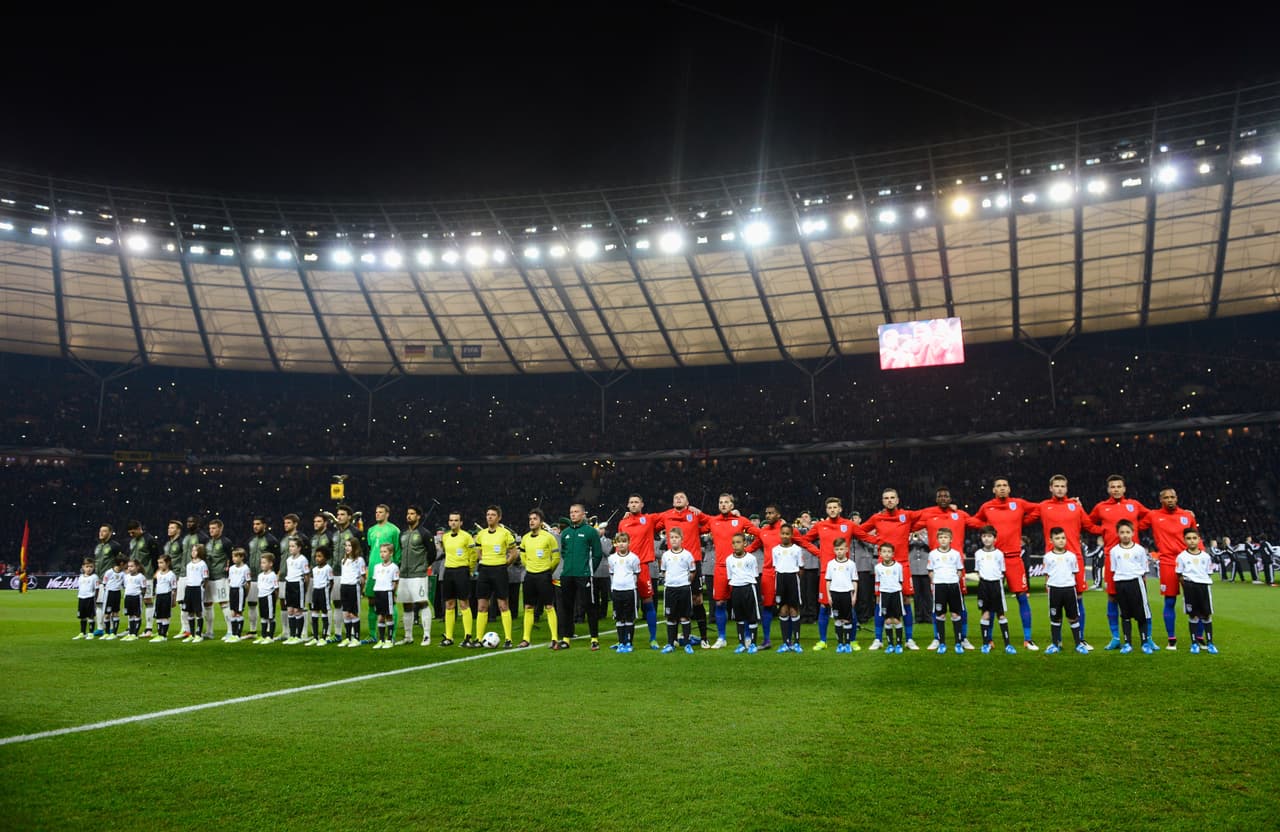 Inglaterra vino de atrás y remontó dos goles de Alemania para vencer 3-2 a la campeona del mundo en el Olímpico de Berlín impulsada por una generación de jóvenes prometedores comandados por Harry Kane y Jamie Vardy que anotaron en la victoria de los ‘Tres Leones’.