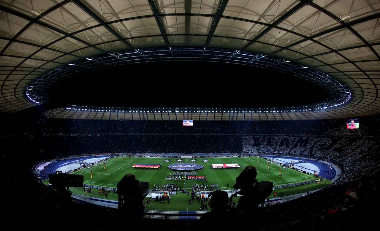 Inglaterra vino de atrás y remontó dos goles de Alemania para vencer 3-2 a la campeona del mundo en el Olímpico de Berlín impulsada por una generación de jóvenes prometedores comandados por Harry Kane y Jamie Vardy que anotaron en la victoria de los ‘Tres Leones’.
