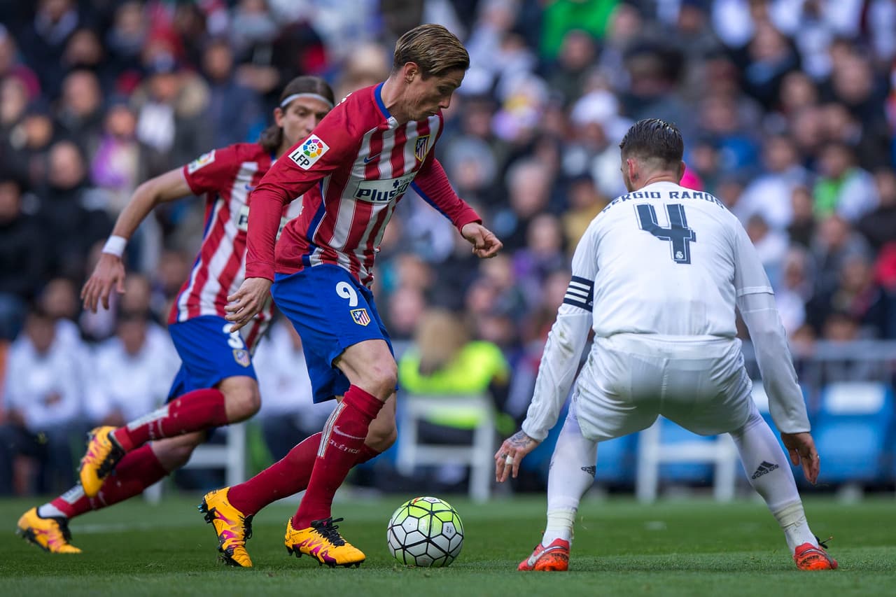 Simeone recurrió a alinear a Fernando Torres para tener presencia en el área y un hombre con vasta experiencia en esta clase de enfrentamientos.