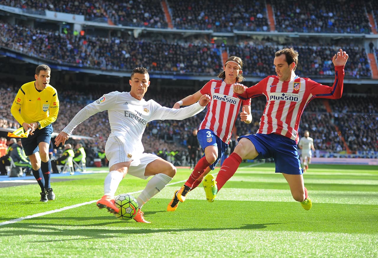 Arrancó el partido y de inmediato se identificó cual sería la constante en el encuentro: los rojiblancos apretarían al local por todo el campo ante la escasez de ideas merengues.