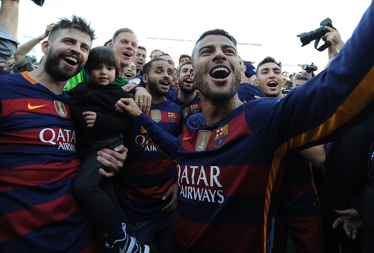 Los jugadores del Barcelona se toman la selfie de rigor.