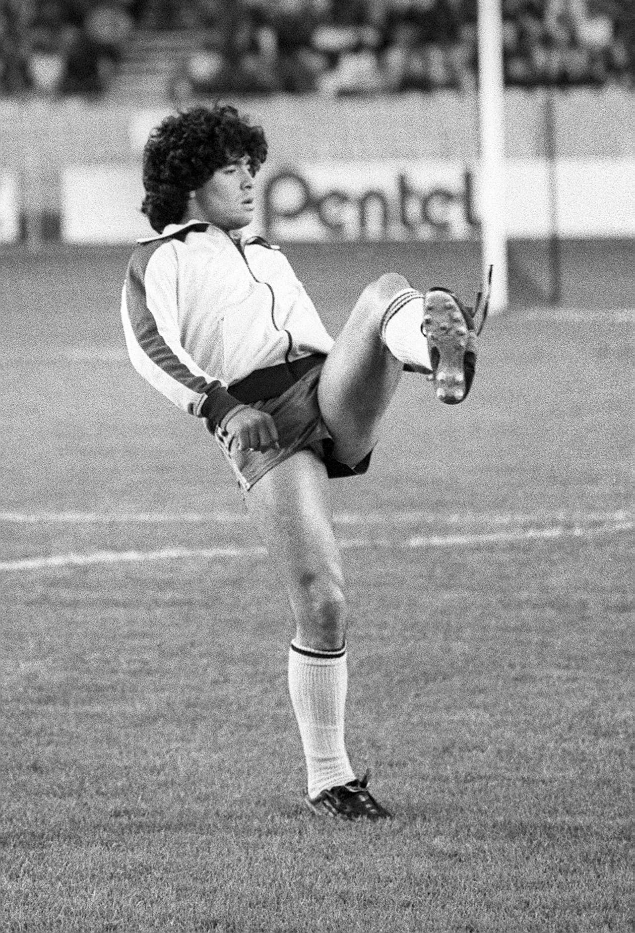 Aunque fue borrado de la lista de Argentina para el Mundial del 78, en su país, Diego Armando Maradona ya estaba en el radar de la prensa por su excelente calidad con el balón, demostrada en ese entonces con Argentinos Juniors.