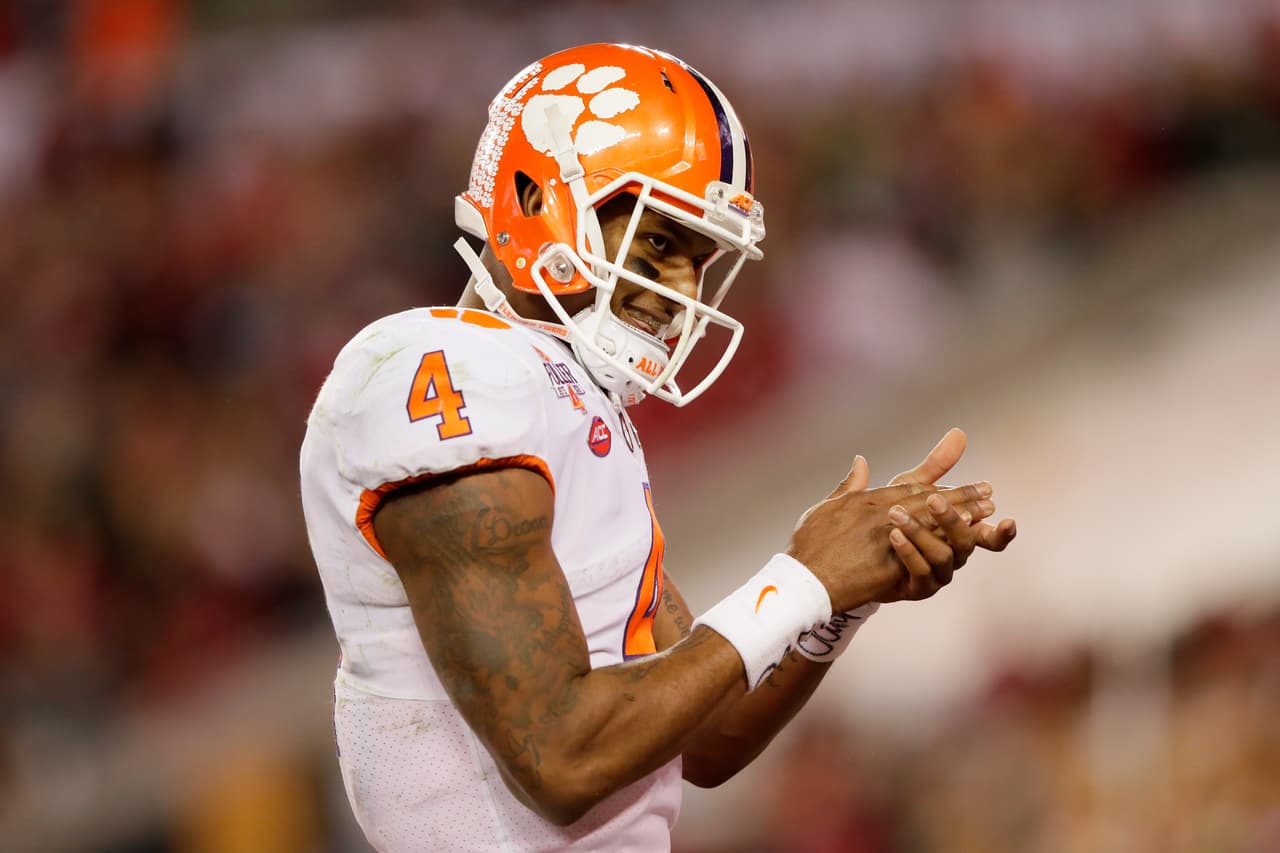 El mariscal de campo Deshaun Watson # 4 de los Tigres de Clemson canaliza una poca de la presión durante la primera mitad contra la marea carmesí de Alabama en el juego del campeonato nacional 2017.