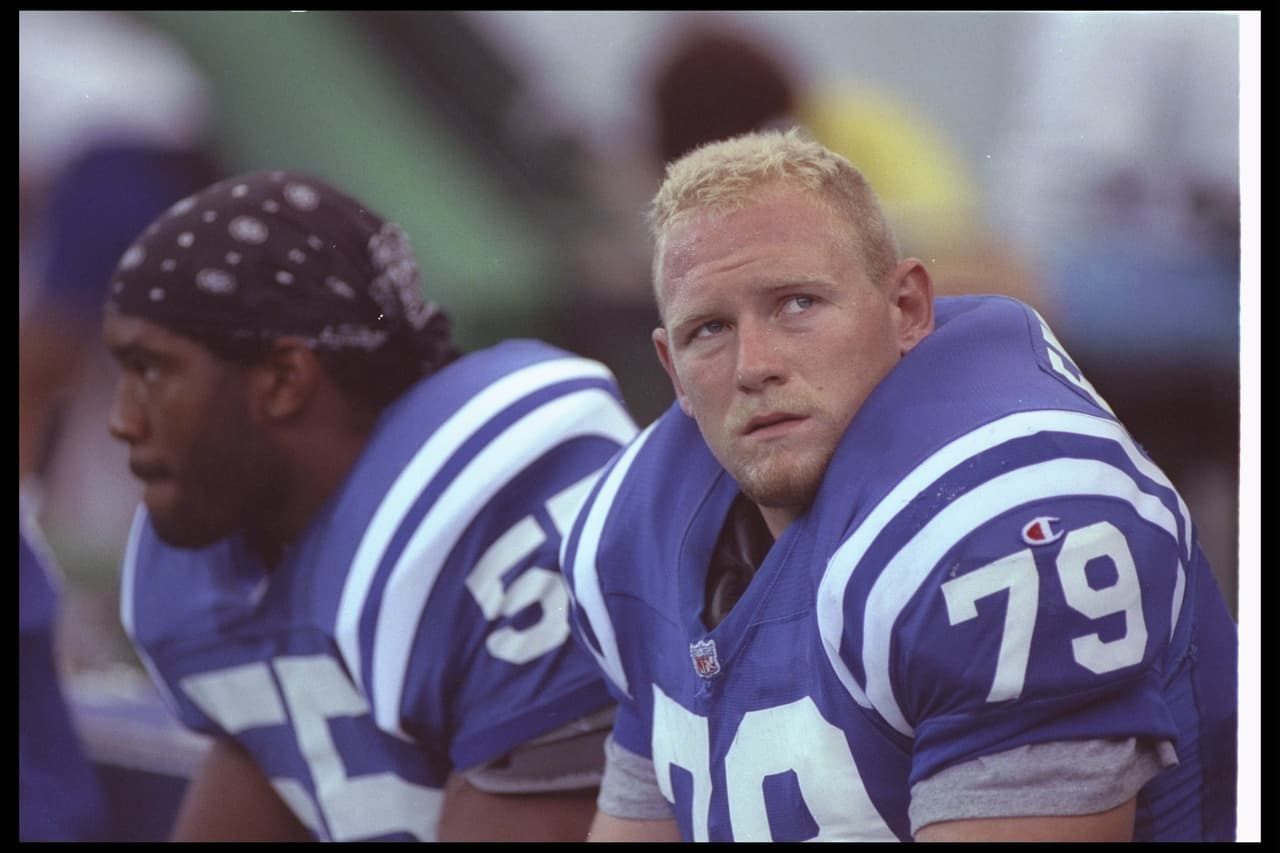 1992 — STEVE EMTMAN
<b>Indianapolis Colts</b> | DE Washington
<br>El liniero defensivo Steve Emtman, seleccionado #1 por los Indianapolis Colts, posa en una sesión de fotos para su tarjeta del perfil de ProLine de NFL, el 7 de marzo de 1992 en Cheney, Washington. (Fotos AP / Fotos NFL)