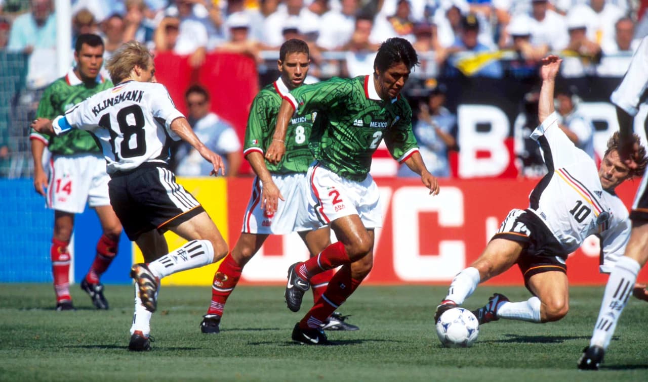Claudio Suárez siempre se caracterizó por darle salida limpia al equipo con su depurada técnica.