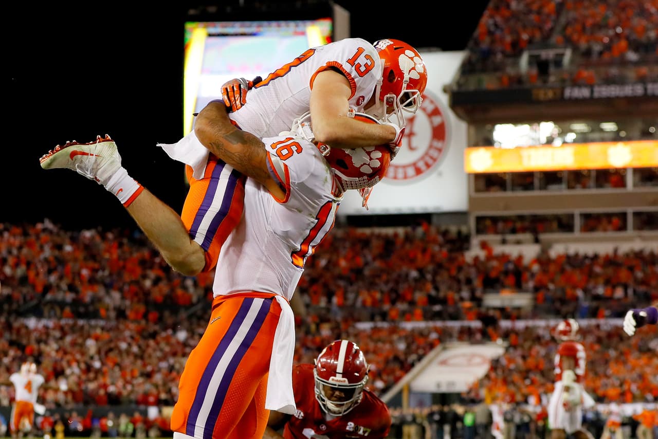 Hunter Renfrow es levantado por su compañero Jordan Leggett tras atrapar el touchdown ganador con un segundo por terminar el juego por el título.