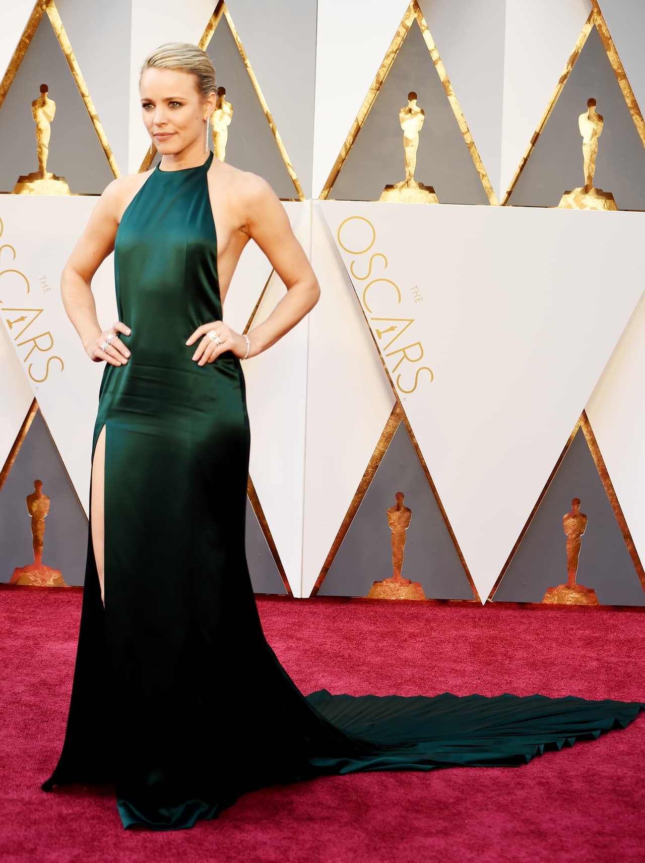 El tamaño de la cola de este vestido diseñado por August Getty Atelier es innegable, Rachel McAdams apostó por una abertura profunda y un vestido que hiciera ecos de sus pasos al caminar. Este modelo es evidencia de que la sencillez siempre puede ser deslumbrante.