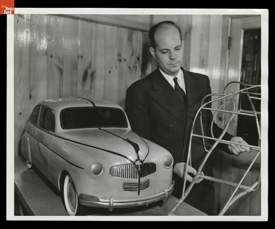 Robert Boyer, el químico encargado del proyecto junto a una maqueta del auto de carrocería bio-plástica de Henry Ford.