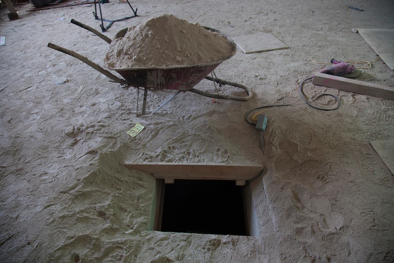Vista del túnel y una carretilla con material.