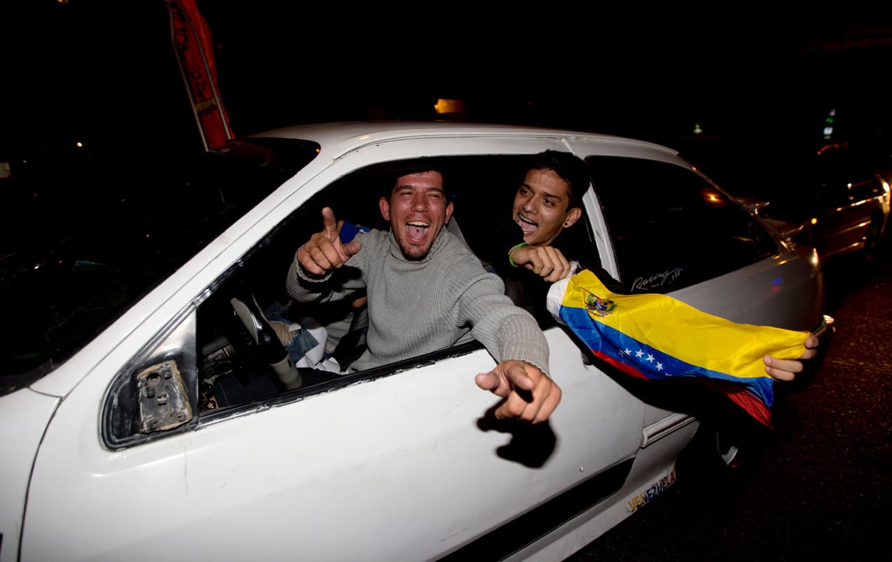 Caravanas de opositores por las calles de Caracas, festejando el triunfo