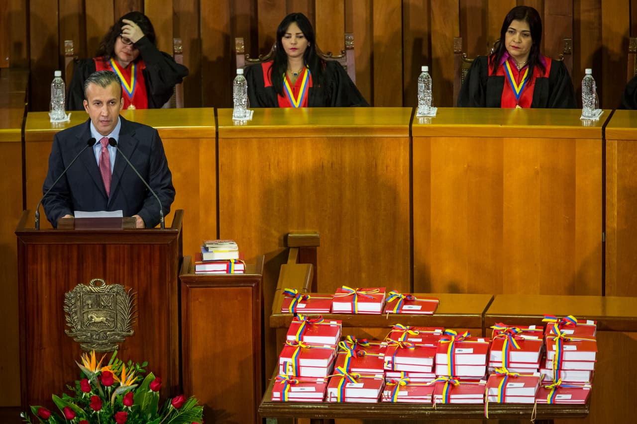 El vicepresidente de Venezuela, Tareck el Aissami (i), toma parte en la presentación de la memoria y cuenta de 2016 ante Tribunal Supremo de Justicia de mayoría chavista, a pesar de que la Constitución establece que debe hacerlo ante el Parlamento, donde la mayoría la ejerce la oposición.