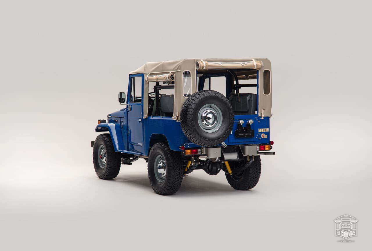 En cualquier caso, la Toyota FJ40 indiscutiblemente tenía las ruedas bien puesta y en el caso del vehículo en la imagen también las tiene decoradas con unos discretos tapacubos que no eran especialmente comunes.