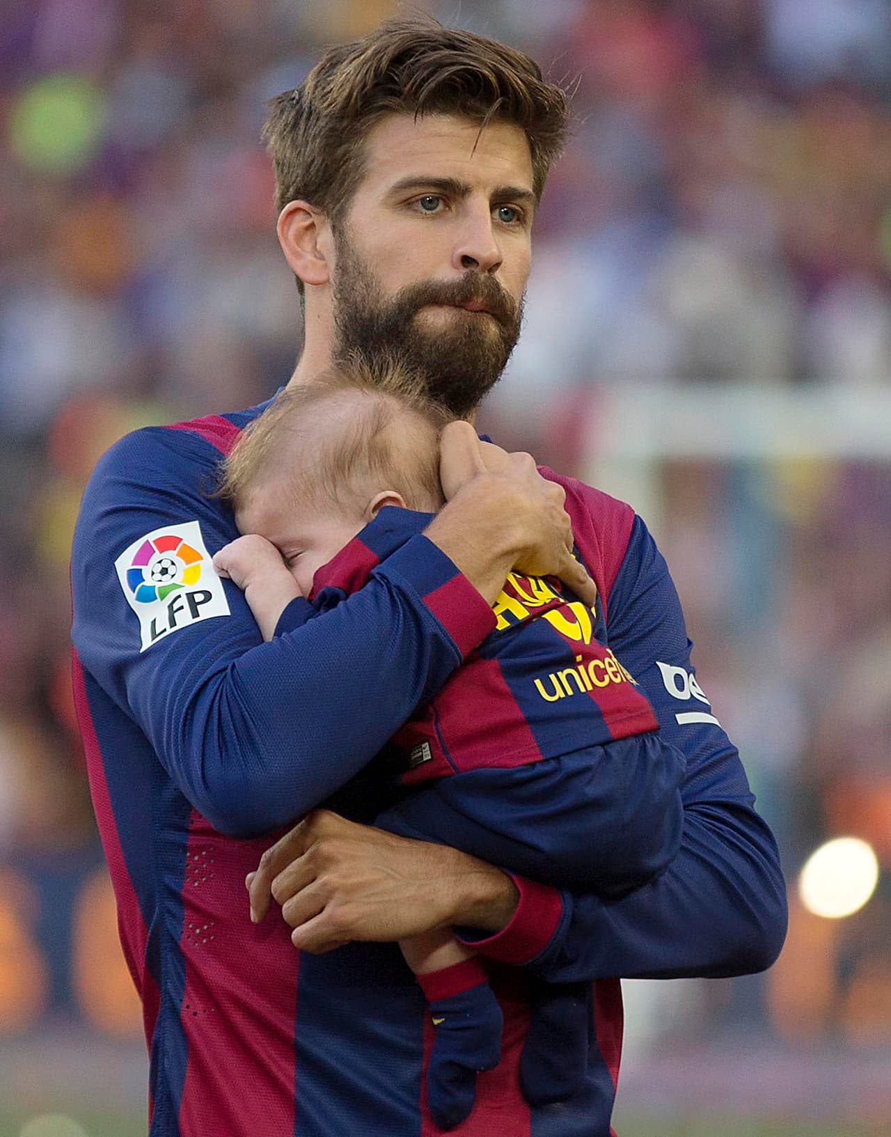 Piqué cargando con mucho cuidado a Sasha.