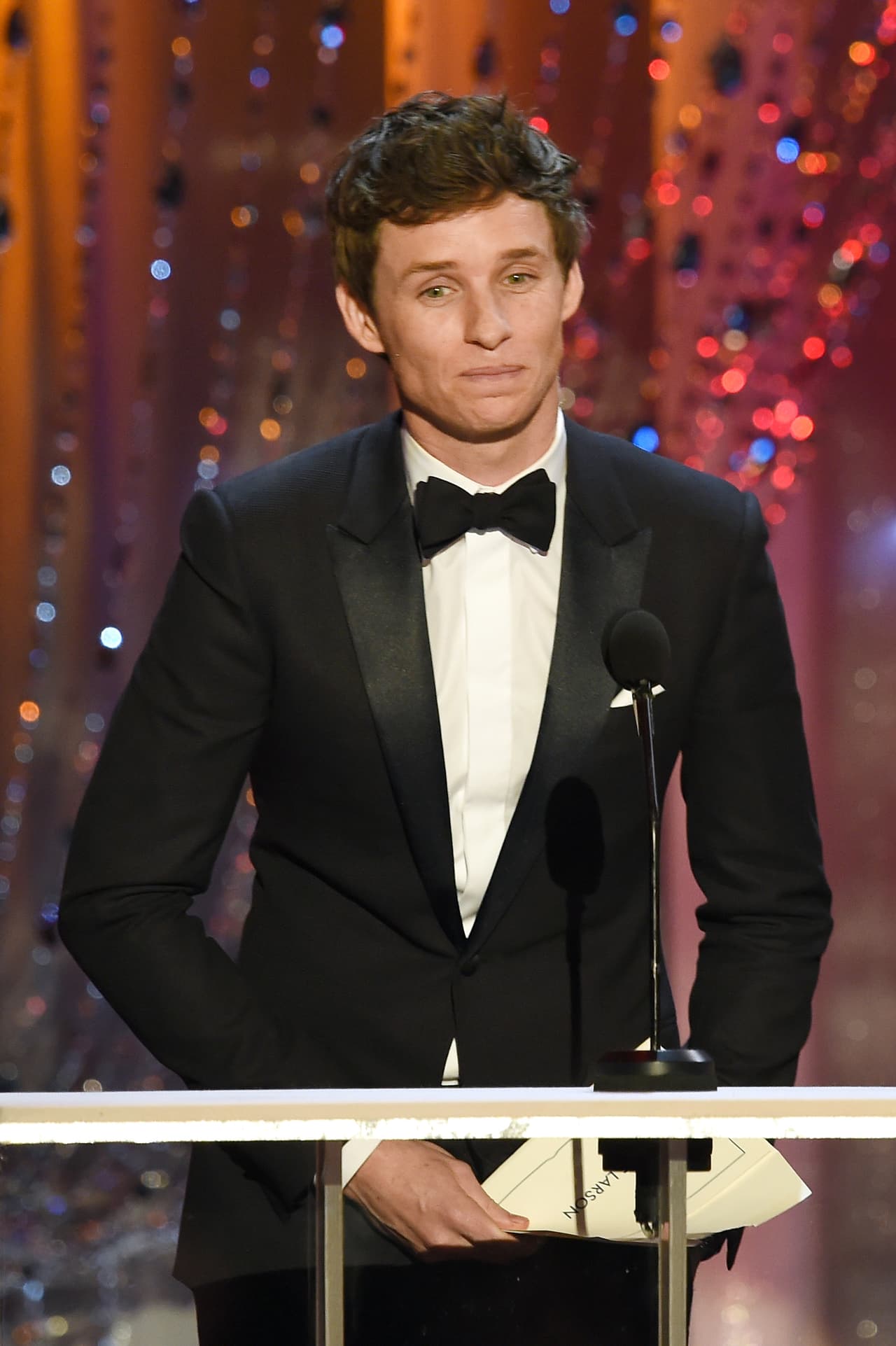 Eddie Redmayne, ganador de Actor el año pasado, anunció la Mejor Actriz.
