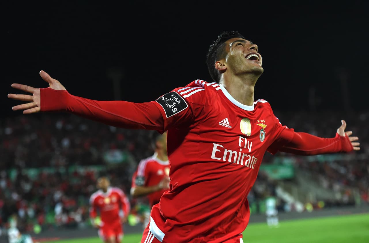 Raúl Jiménez, en la mira del Liverpool para el 2017