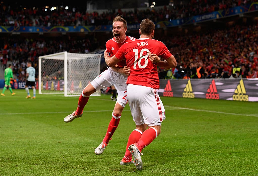 Sam Vokes celebra su gol contra Bélgica.