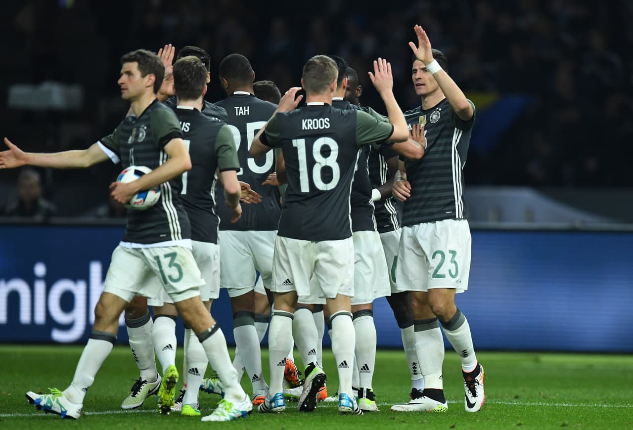 De los varios frentes en Europa sobresalió el clásico que se vivió en tierras teutonas donde Inglaterra brilló, especialmente tras el descanso, dejando en evidencia el mal momento que vive la ‘Mannschaft’, que terminó abucheada por su gente.