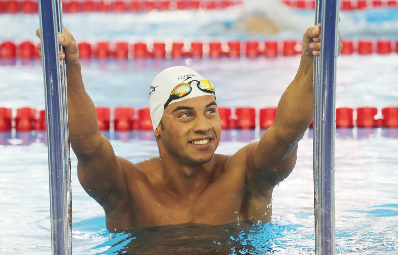 Hace cinco años, su familia lo envió a Estambul a vivir con un hermano mayor. Se formó en el prestigioso club deportivo Galatasaray, pero debido a que no tenía la nacionalidad turca, fue incapaz de competir a nivel internacional. Así que el año pasado, Anis cruzó el Egeo en un bote de goma de Turquía a la isla griega de Samos. Luego, se embarcó en un viaje de 2.000 millas a través de los Balcanes, en adelante a Alemania y finalmente a Bélgica, donde reside actualmente.