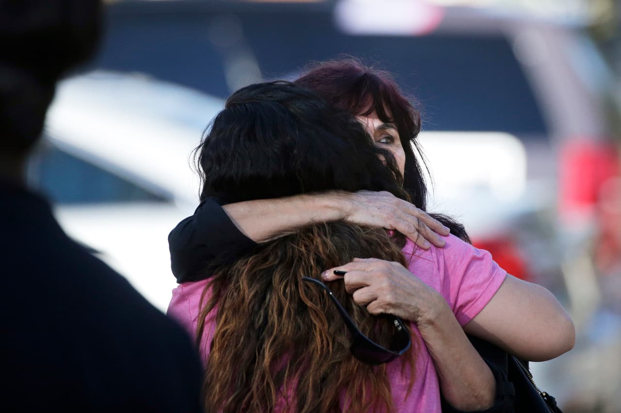 Teresa Hernández reconforta a una mujer que llega al lugar