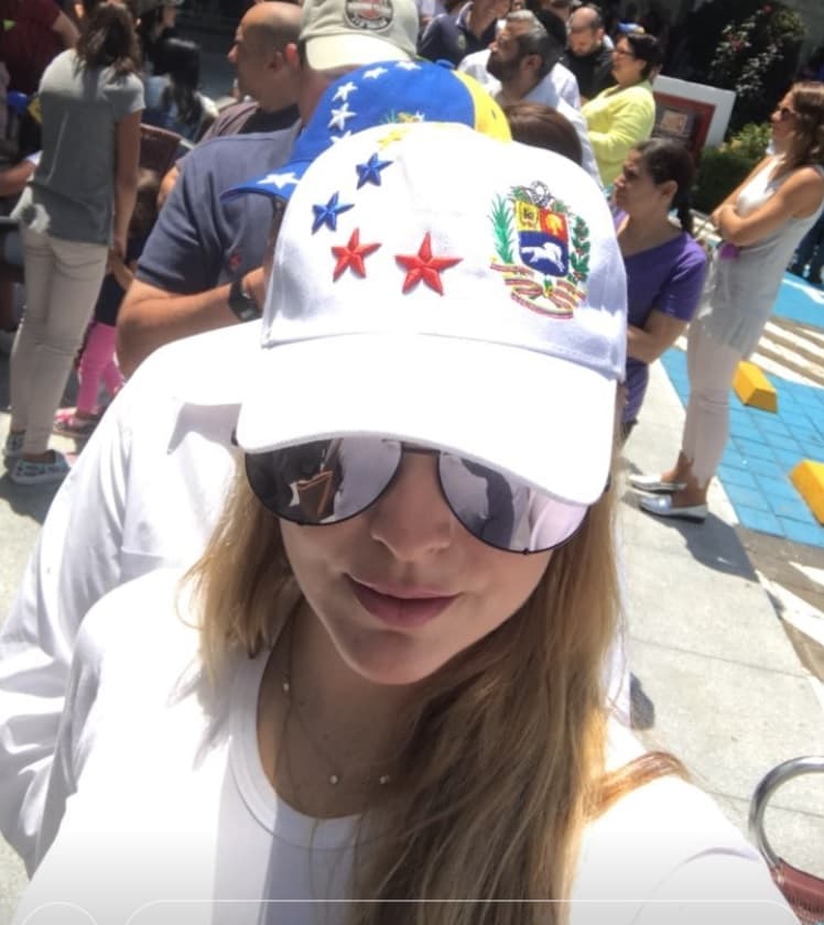 Marjorie mostró el amor por Venezuela, vistió una playera blanca y una gorra del mismo color, donde resaltaban los colores de la bandera venezolana con la leyenda: "Te quiero libre Venezuela".