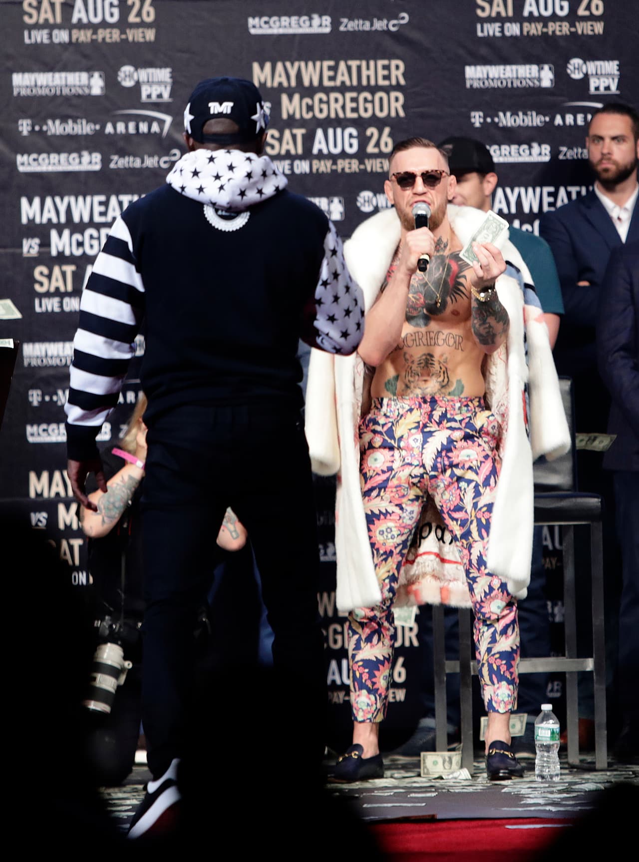 'Money' Mayweather se vio más desafiante esta vez, a diferencia del primer encuentro entre ambos peleadores del martes en Los Ángeles, y llegó bailando al escenario especialmente montado.