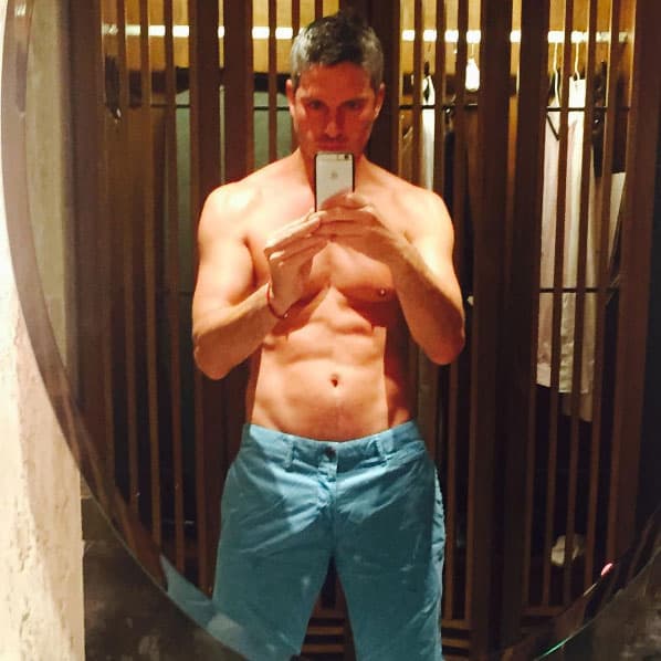 1. Su nombre completo es Osvaldo Ramiro Fumazoni, nació el 22 de diciembre de 1971 en Buenos Aires, Argentina.