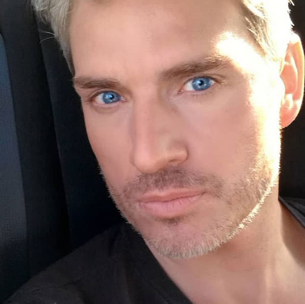 8. Sus ojos azul turqueza fueron lo que cautivó a su esposa, quien confesó que se enamoró de él a primera vista.