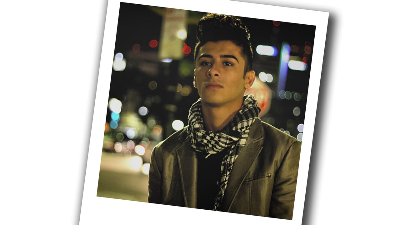 Alex no se aguanta por tener su primer disco.