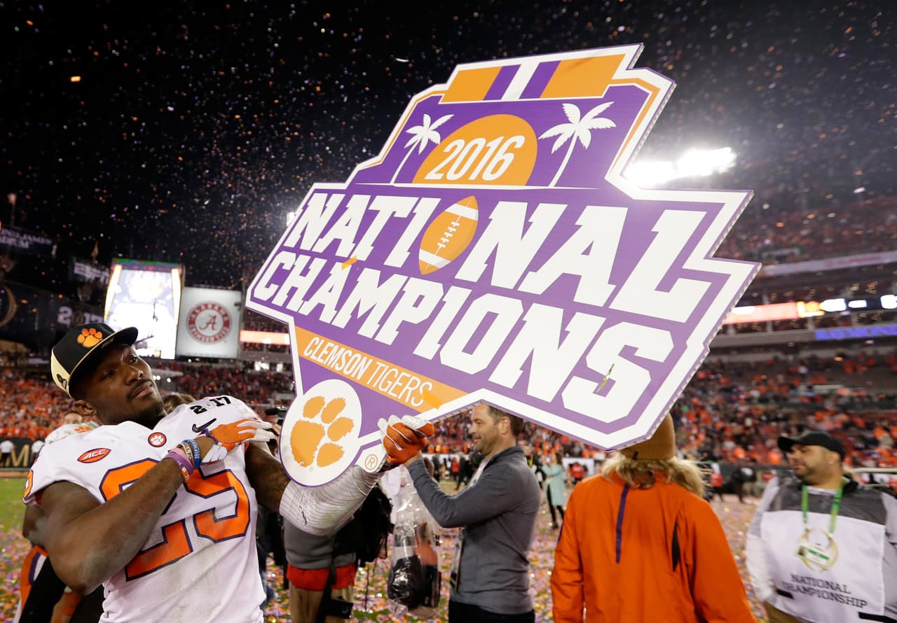 Los Clemson Tigers celebraron por todo lo alto tras ganarle 35-31 a Alabama Crimson Tide el National Championship Game de la NCAA que los acredita como campeones mundiales del fútbol americano colegial.