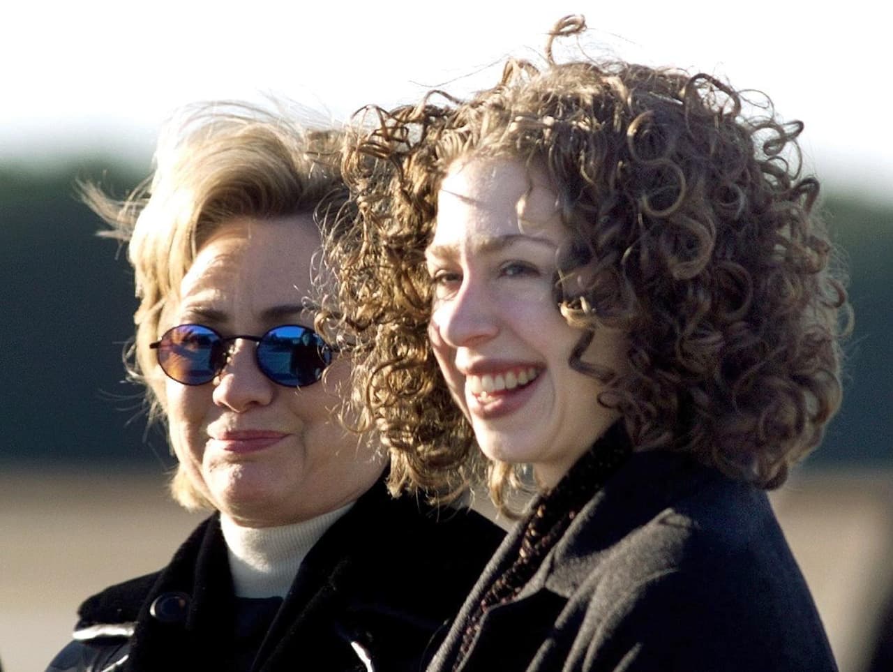 En 2001, la hija de los Clinton se graduó de Standford, y quiso seguir su vida académica, esa que siempre la identificó como rigurosa y nerd, y viajó a Inglaterra para hacer un master en Relaciones Internacionales en la Universidad de Oxford.