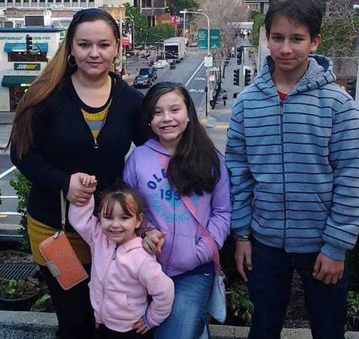 María Alba con sus hijos.