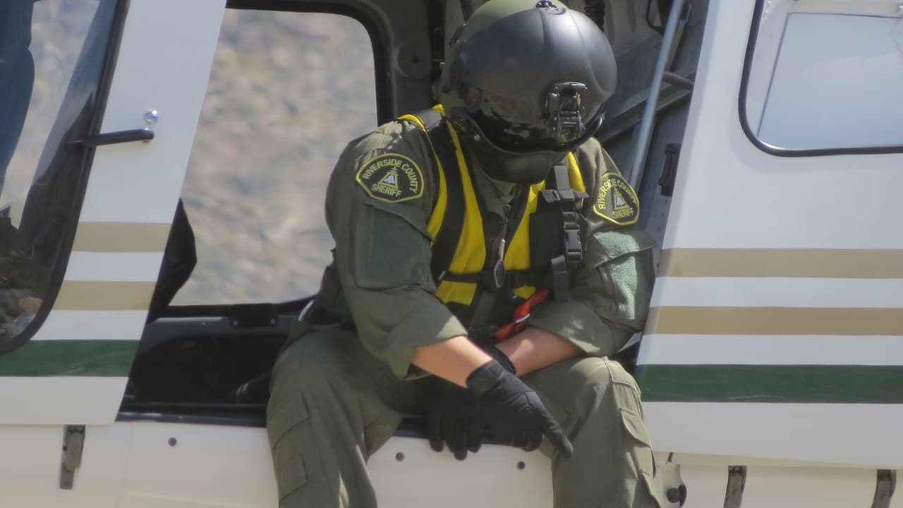 Integrante del equipo de rescate señala un punto de interés.