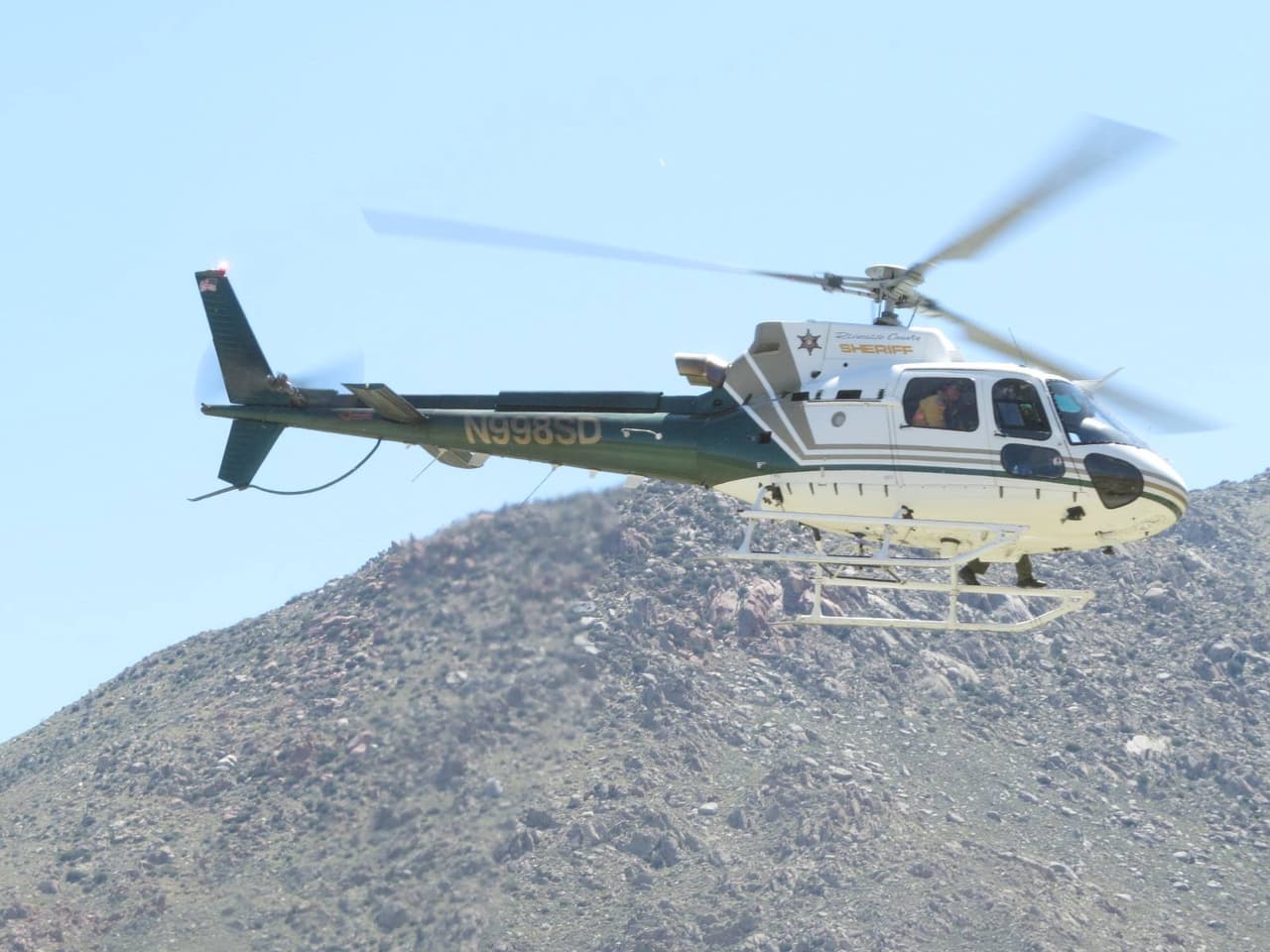 El helicóptero vuela ya cerca del suelo.