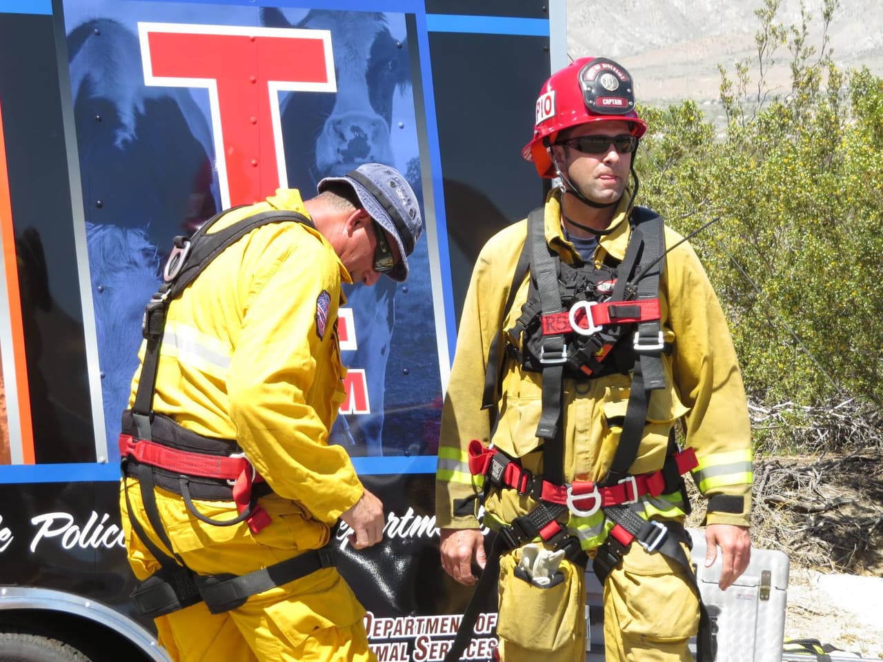 Dos miembros de la operación de rescate ajustan sus equipos.