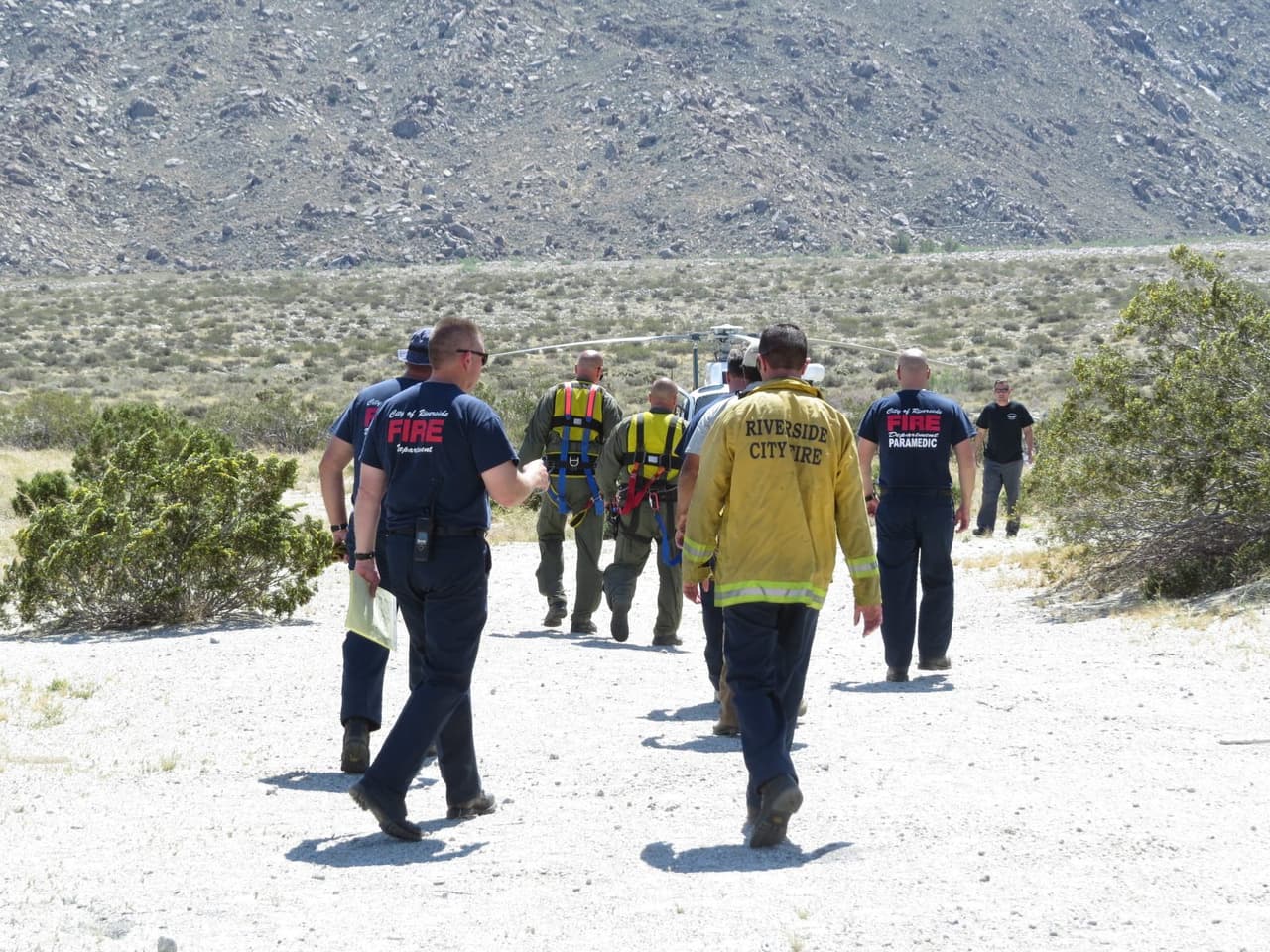 Equipos de rescate van hacia el helicóptero para ir a buscar al caballo.