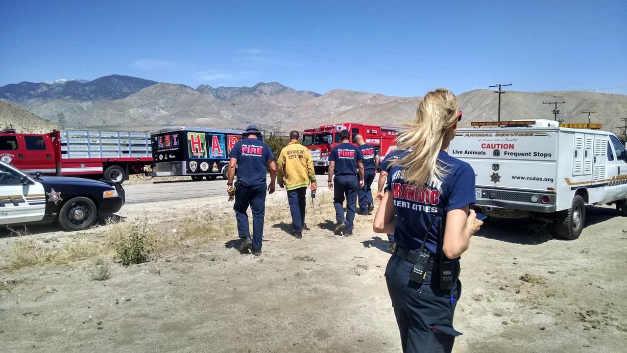 Un equipo del Departamento de Bomberos de Riverside regresa a sus vehículos